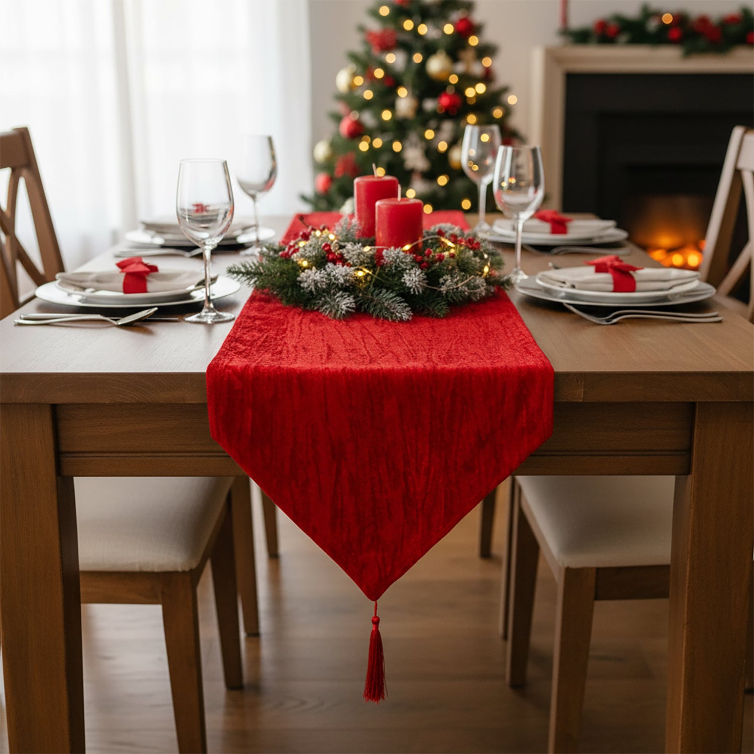 VESTIAMO CASA GRAN NATALE - Runner da Tavola Natalizio Effetto Velluto Rosso con Nappine 32x180 cm